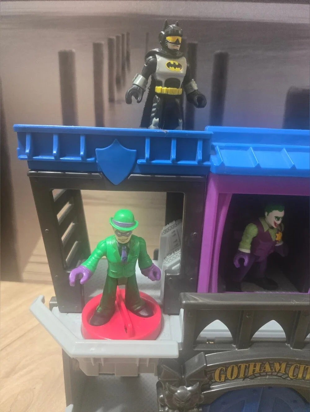 Batman Gotham City Playset Fisher Price Freeze Riddler Penguin Imaginext